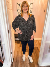 Load image into Gallery viewer, Plus Size Black & White V Neck Floral 3/4 Length Sleeve Top