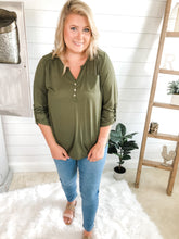 Load image into Gallery viewer, Plus Size 3/4 Button Back Sleeve Top
