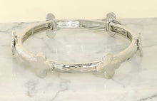 Load image into Gallery viewer, Hammered Silver Colored Clover Stretch Bracelet
