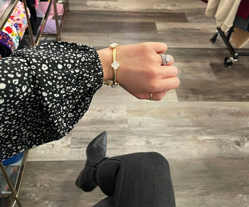 Ivory & Gold Colored Clover Stretch Bracelet