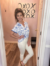 Load image into Gallery viewer, Blue &amp; White Floral With Blue Scalloped Trim Top
