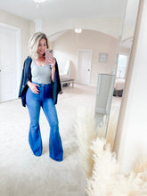 Load image into Gallery viewer, Medium Wash Flare Non-Distressed High Rise Jeans
