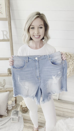 Plus Size Distressed Denim Shorts With Frayed Hem