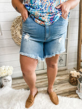 Load image into Gallery viewer, Plus Size Stretchy Distressed Denim Shorts With Frayed Hem
